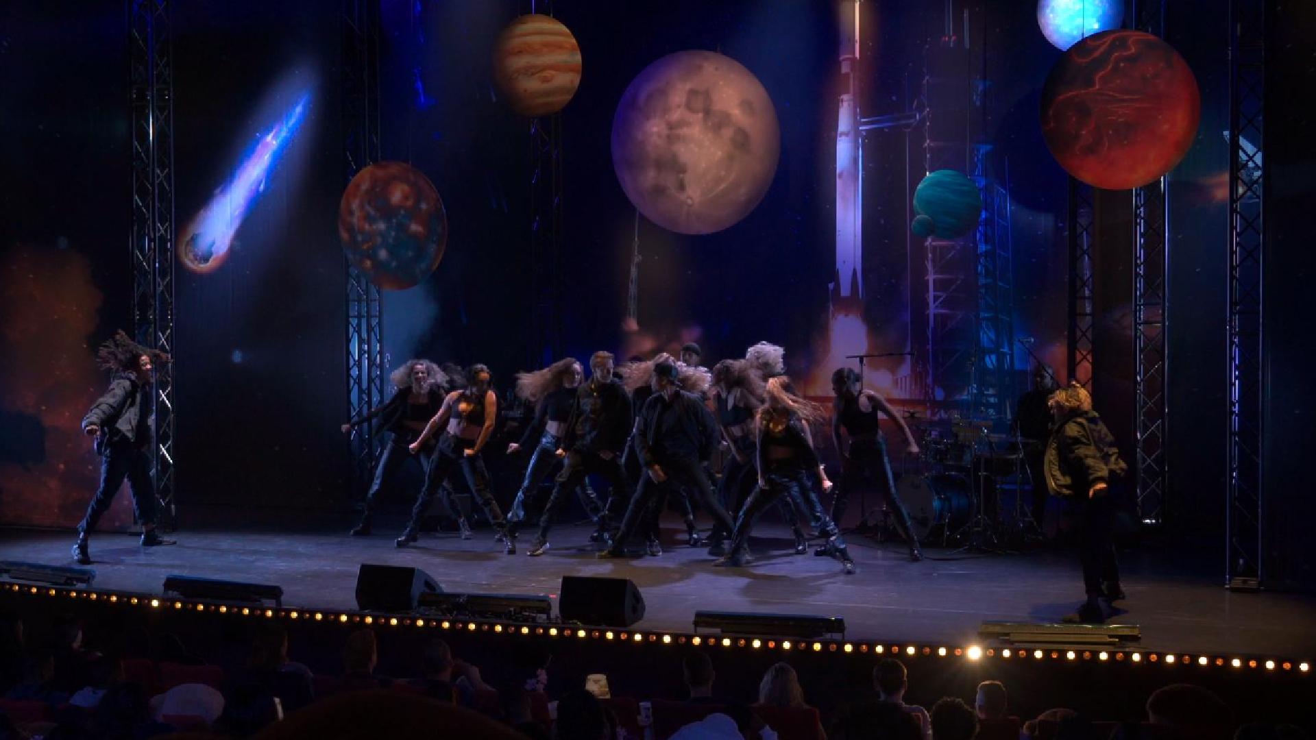 Nienke performing in Jandino's theatre show